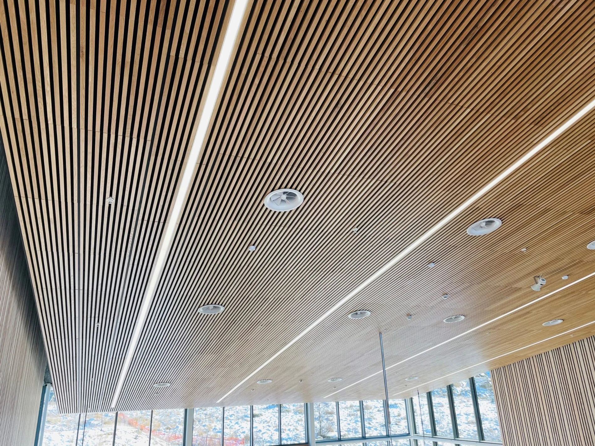 Spilehimling i lyst tre med integrert belysning og ventilasjon.